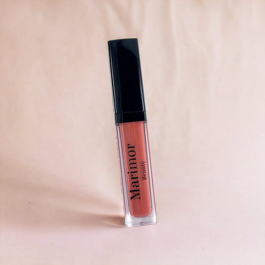 Rosed Hush: Elegancia plasmada en Velvet Red: una lujosa experiencia de lápiz labial mate