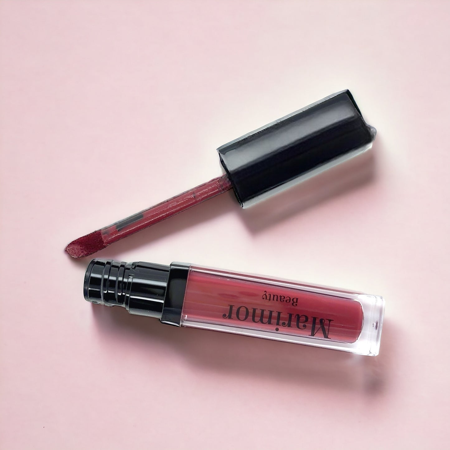 Tu belleza intensa y atrevida: el lápiz labial rojo mate "Boudoir" en burdeos